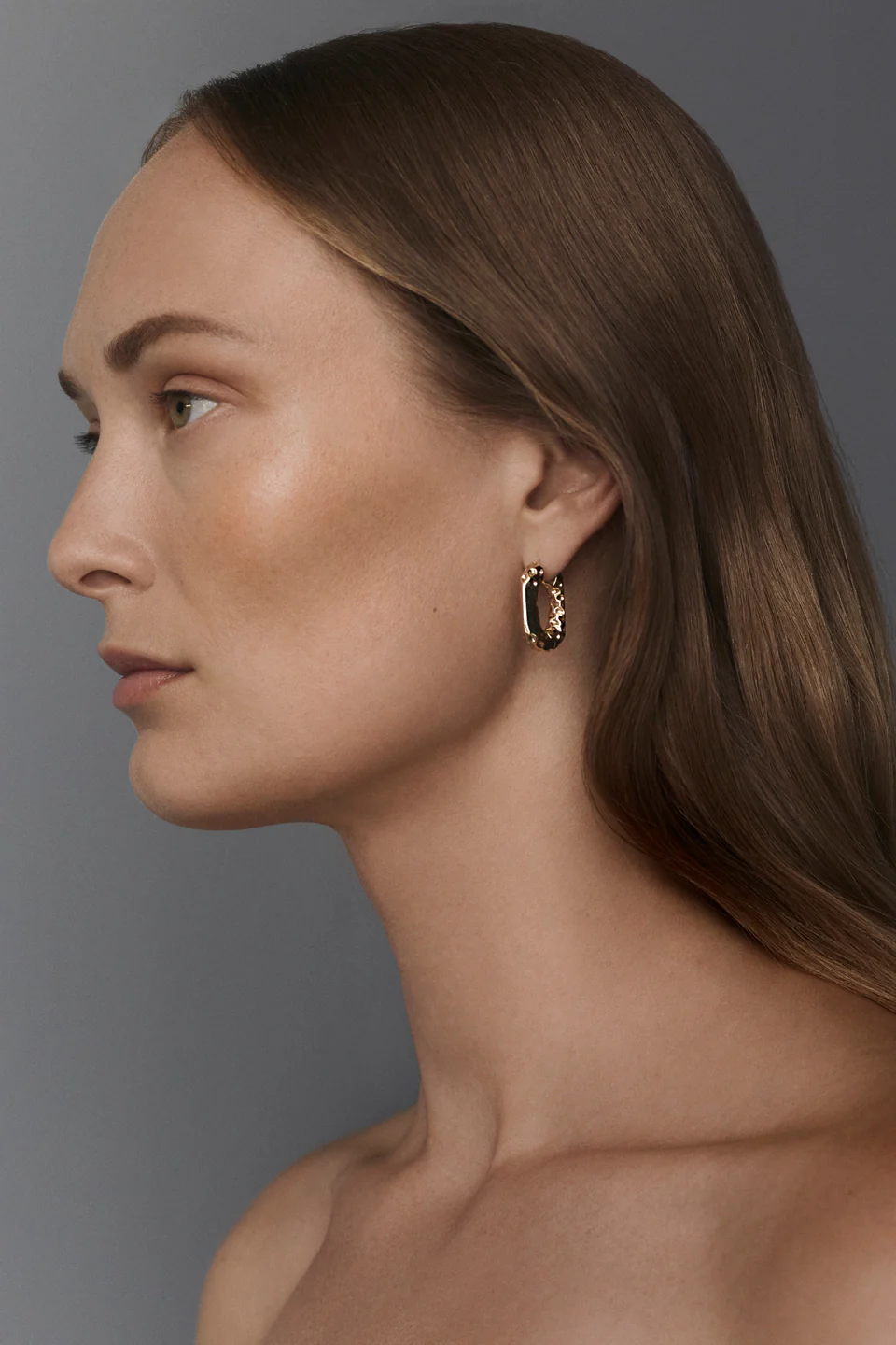 CHISEL HUGGIE HOOP EARRINGS - Image 3