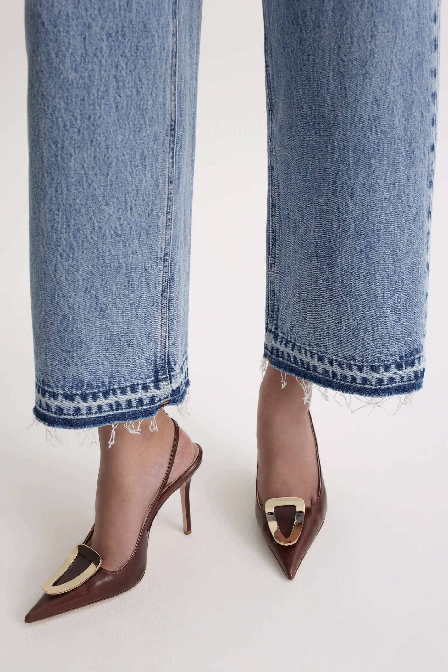 DENIM CROPPED FRAYED HEM JEAN - Image 6