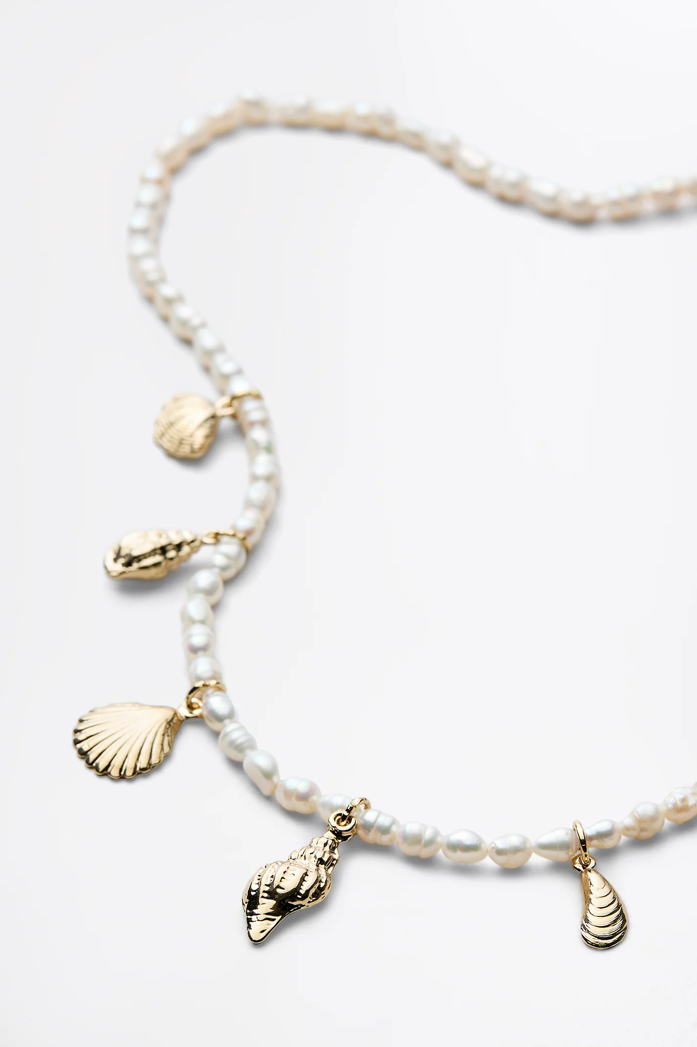PEARL CHARMS CHOKER - Image 4