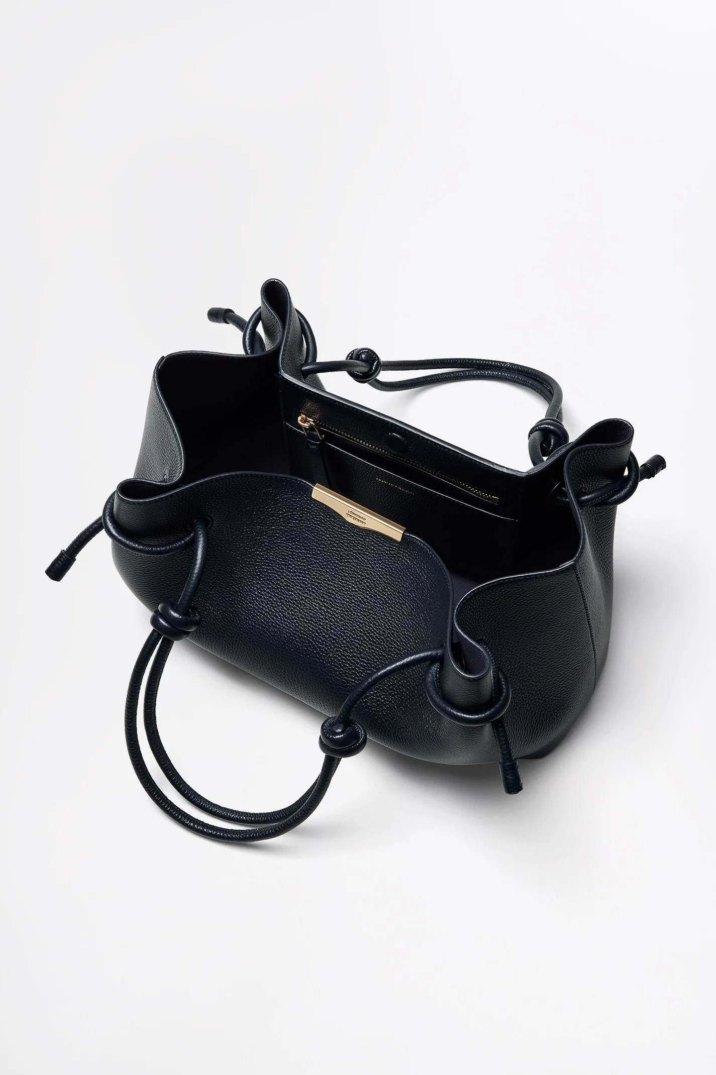 THE ATHOS SHOPPER - Image 6